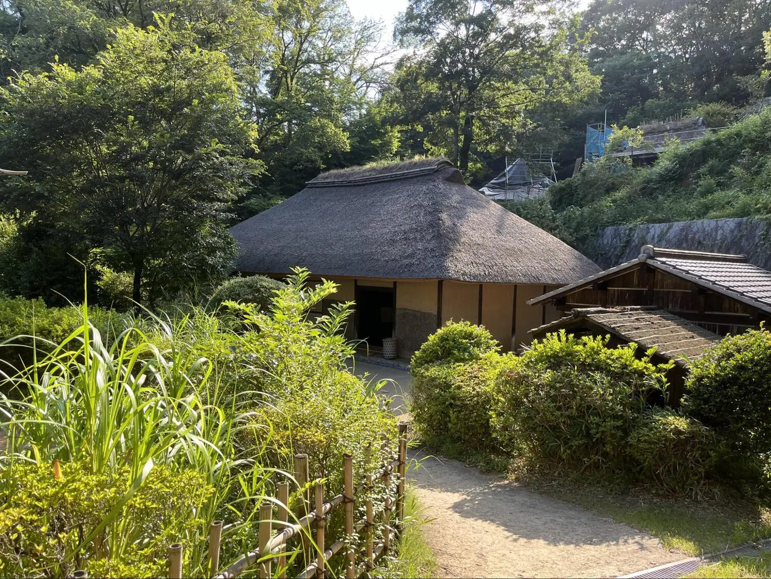 日本の貴重な古民家が25件集まる「日本民家園」。先人の暮らしの知恵と