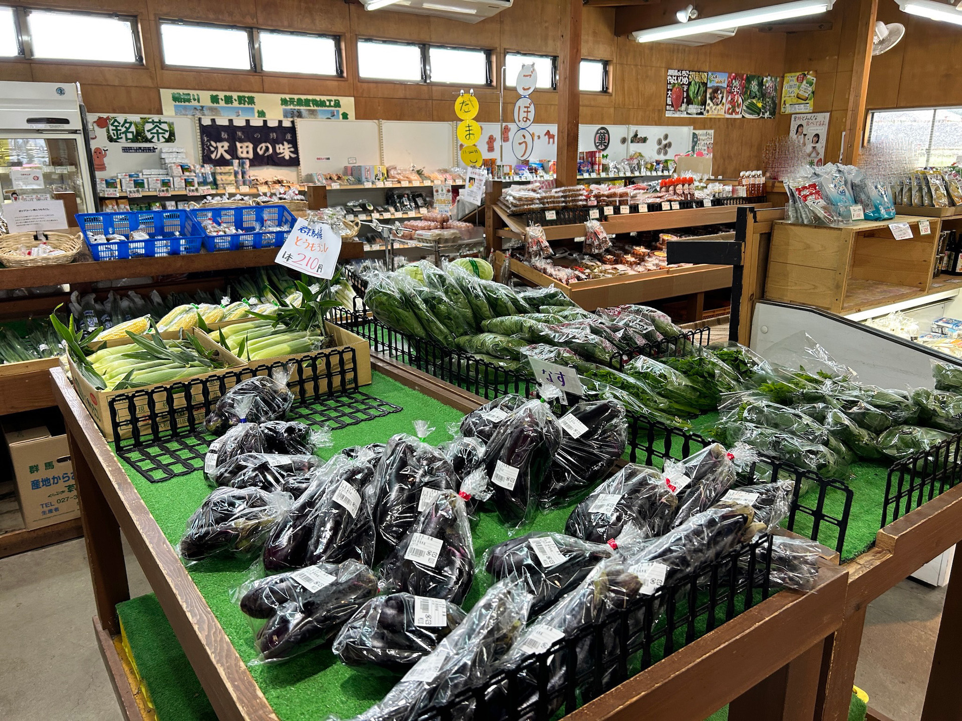 新鮮な野菜や生鮮食品も並ぶ店内