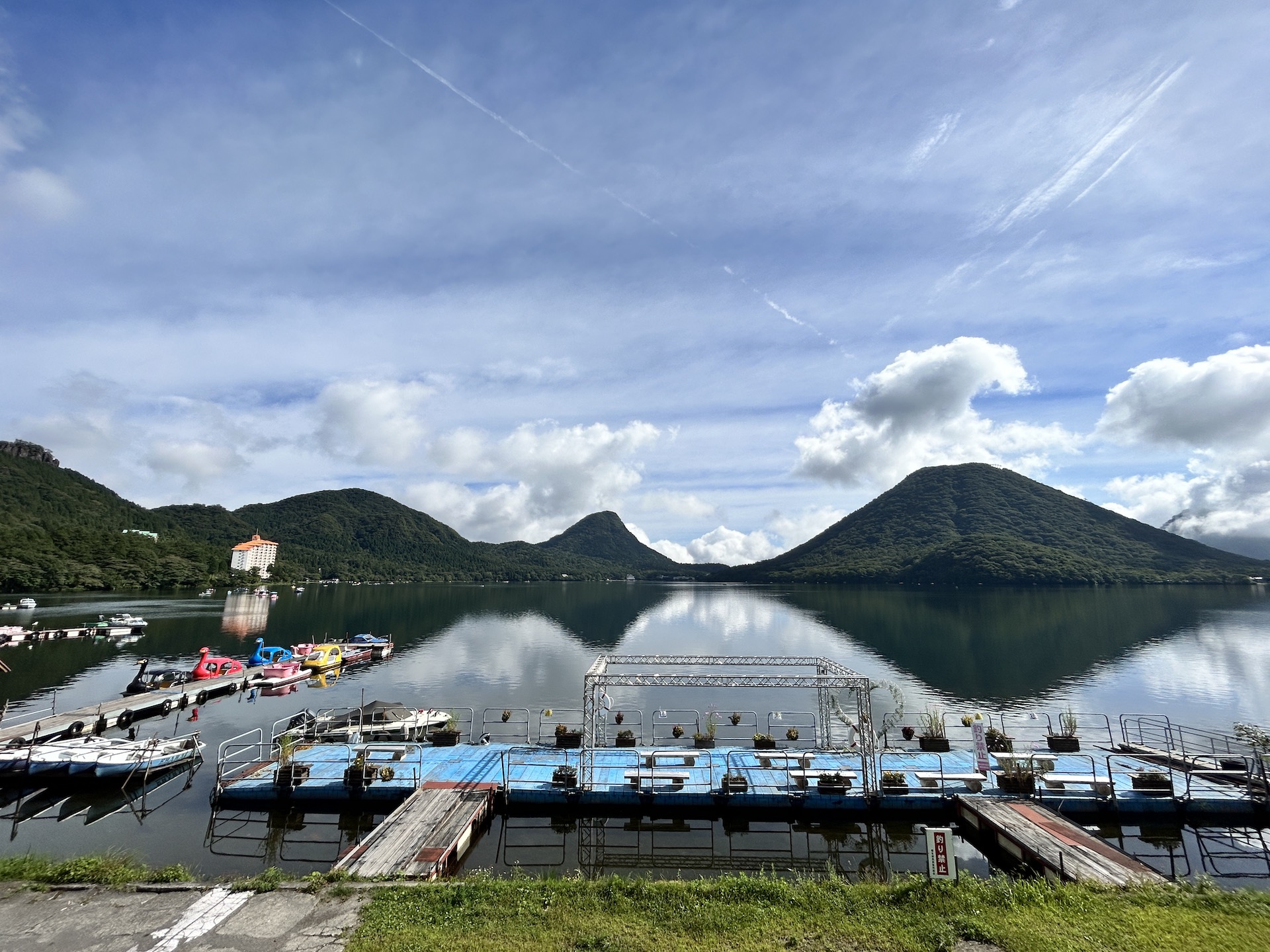 榛名山と榛名湖の様子
