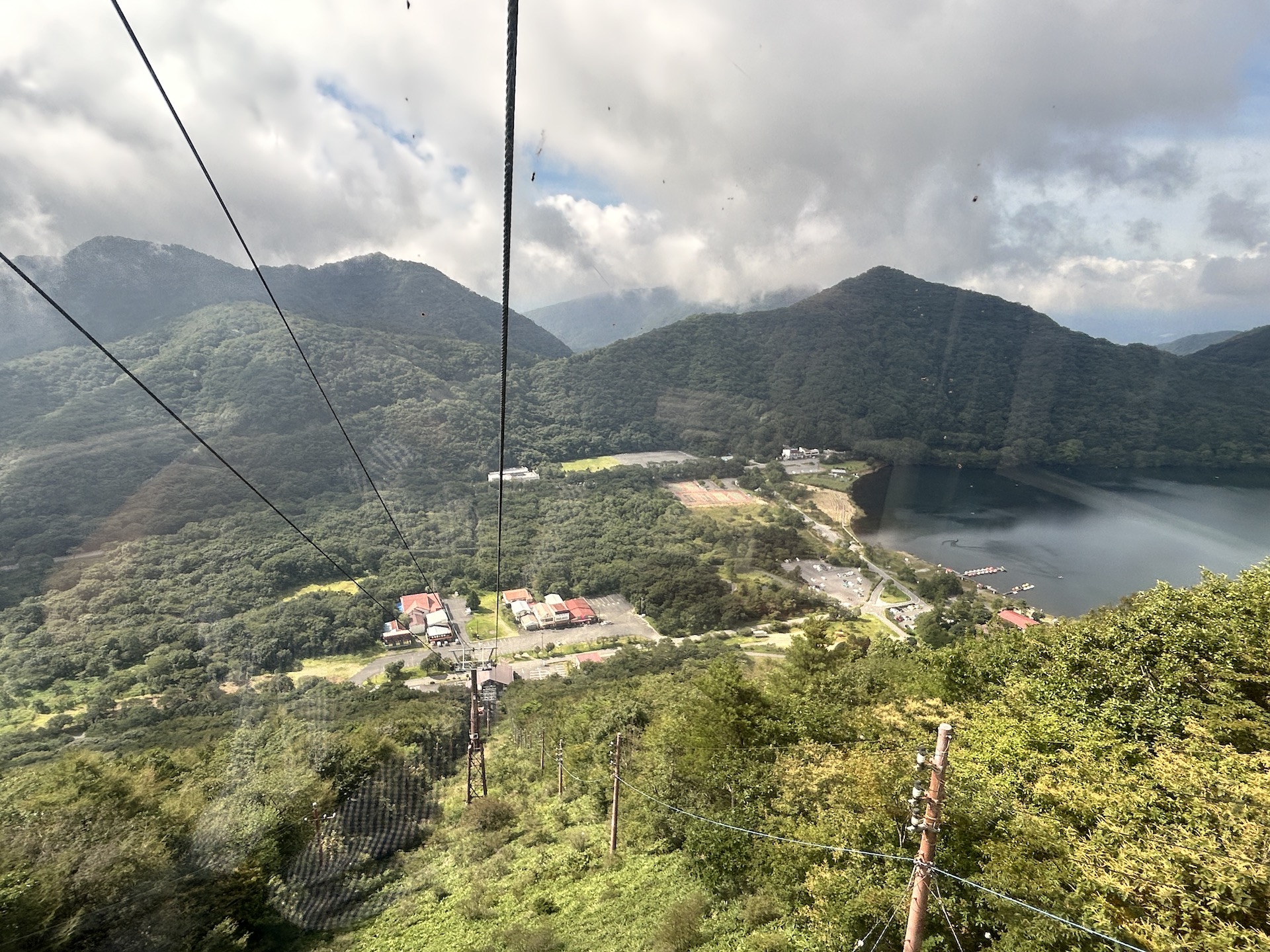 頂上へ向かうロープーウェイからの風景
