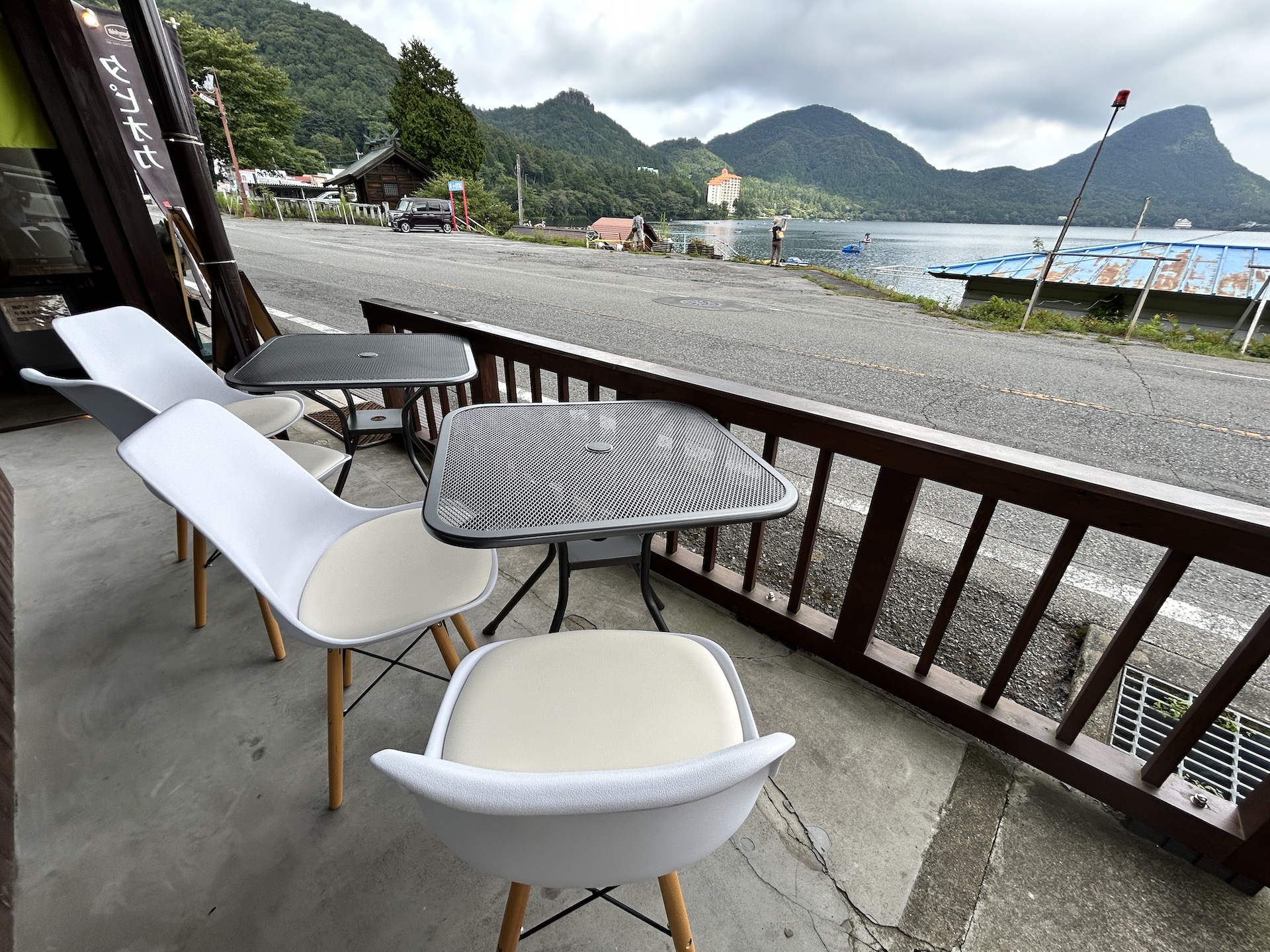 湖畔のテラス席