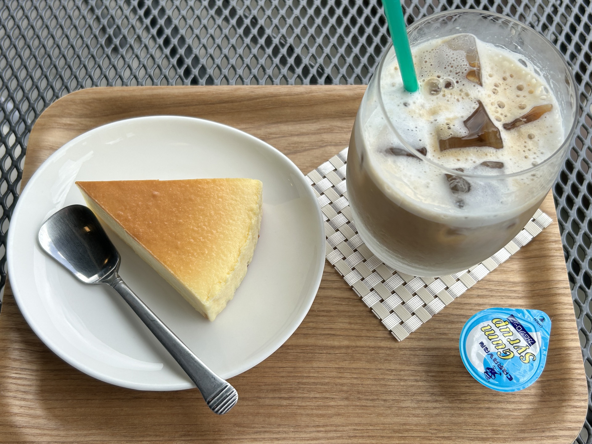 チーズケーキセットをカフェラテで