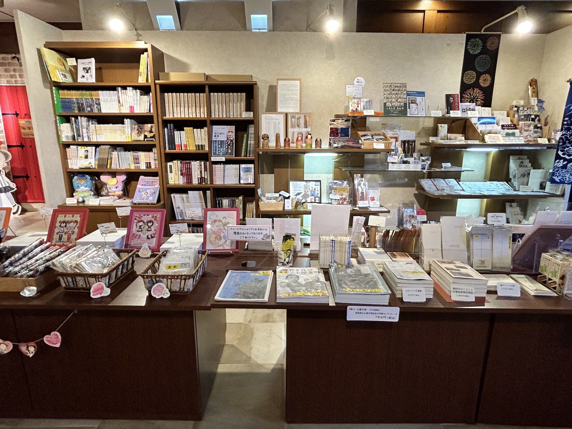 文学や群馬にまつわるグッズが並ぶ