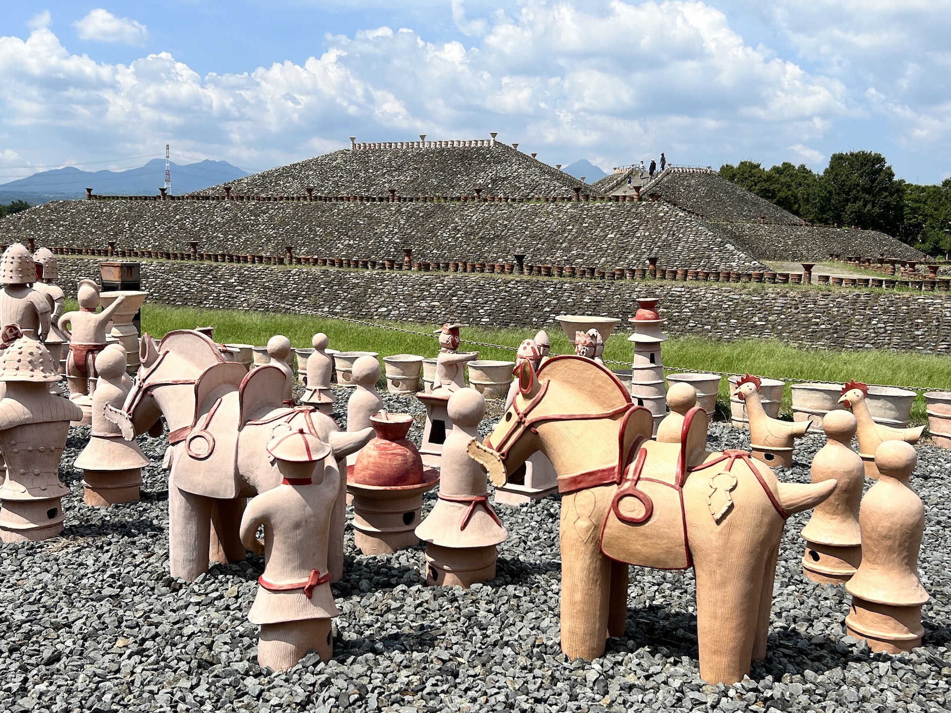 八幡塚古墳前に並ぶはにわのレプリカ