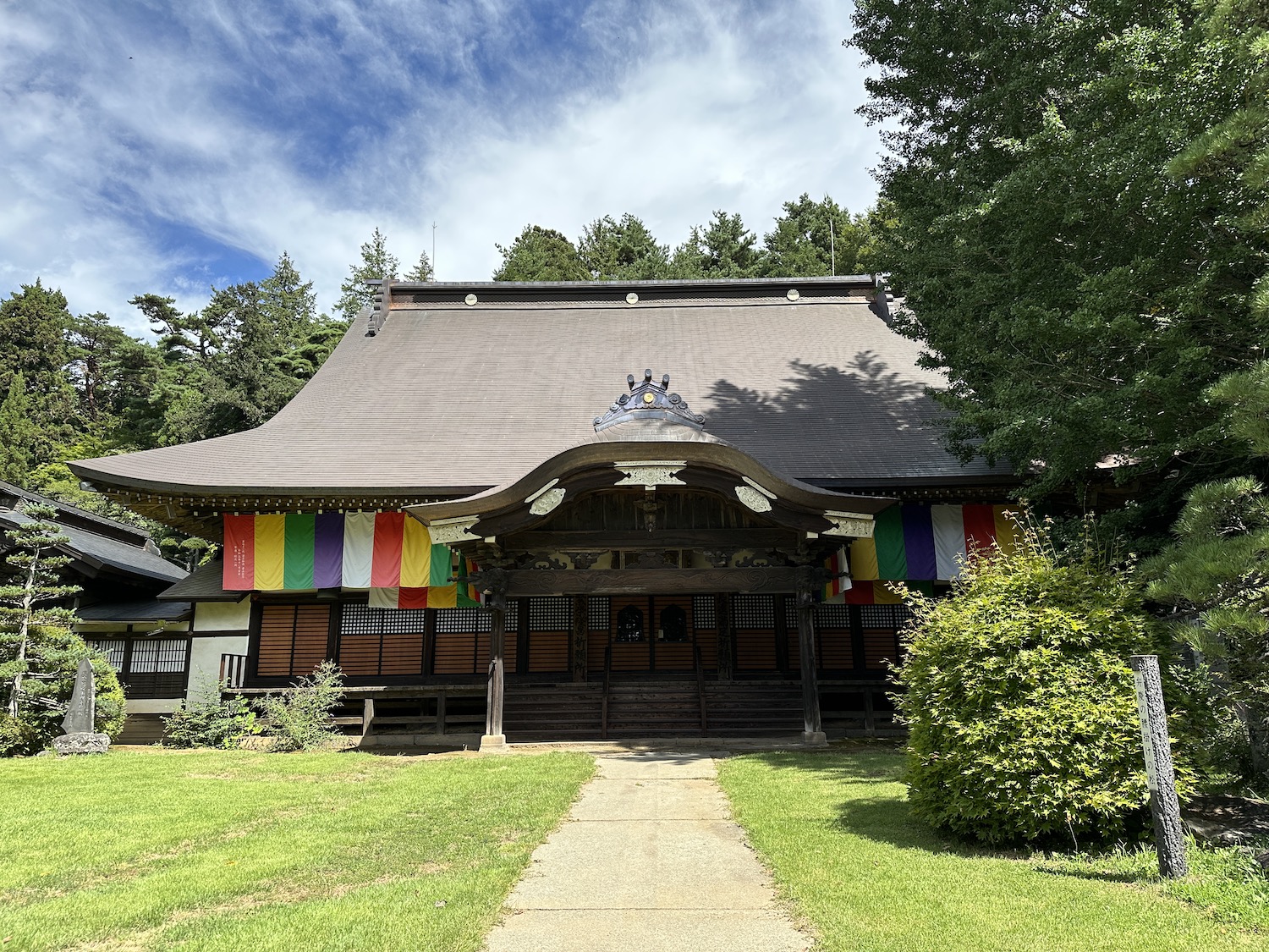龍神伝説が伝わる真楽寺。源頼朝や松尾芭蕉も訪れた格式高いお寺を参拝