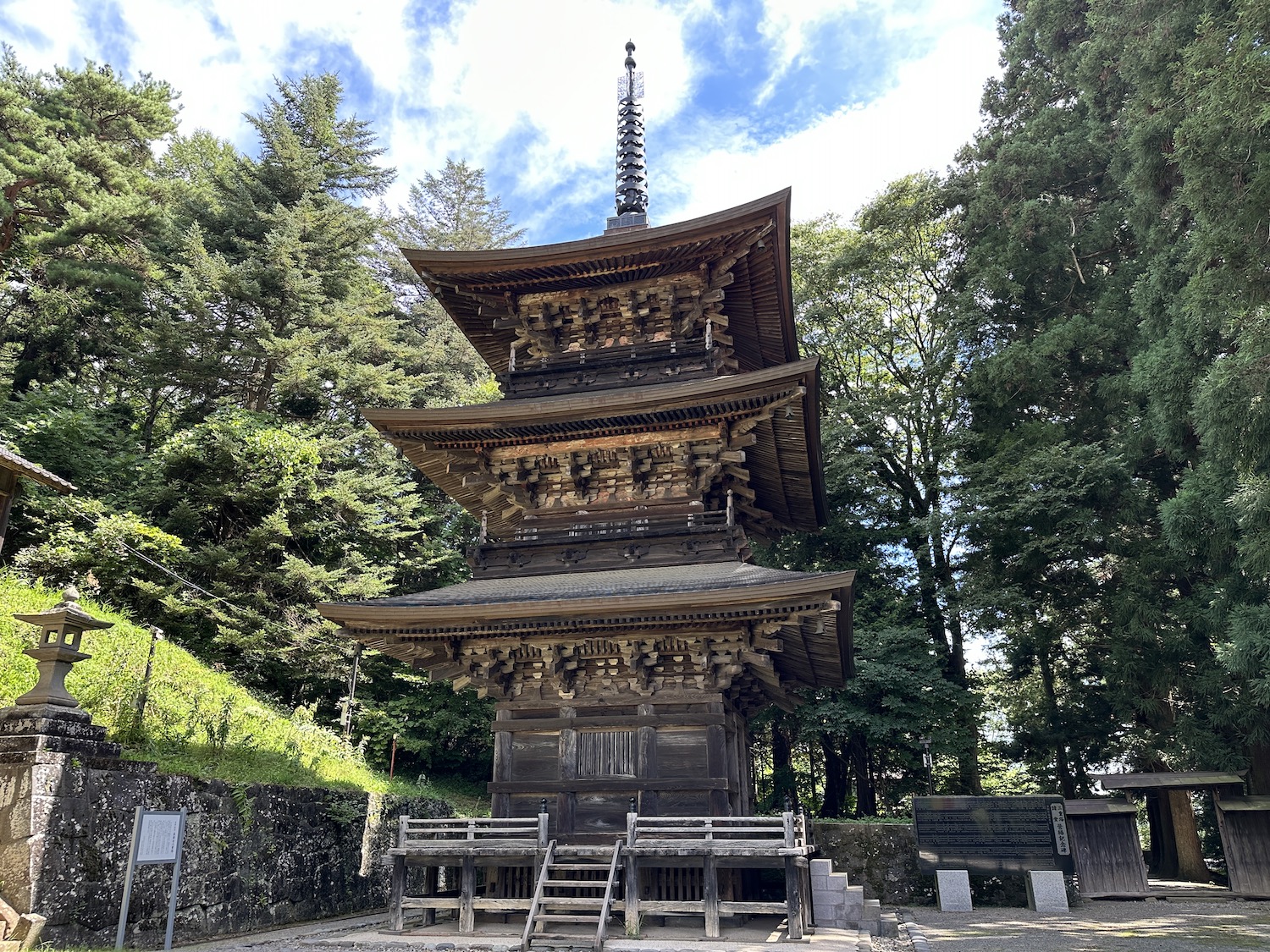 真楽寺三重塔
