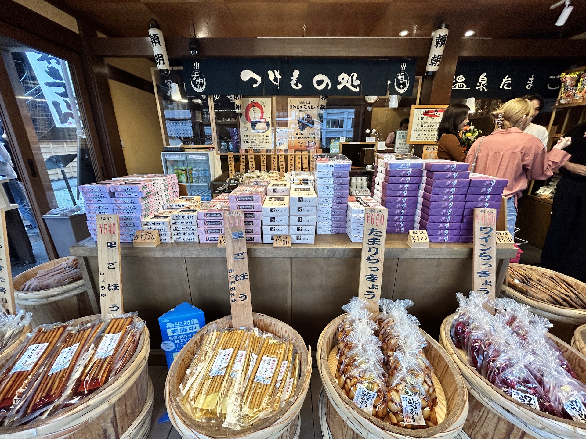 店内に並ぶ漬物やお土産