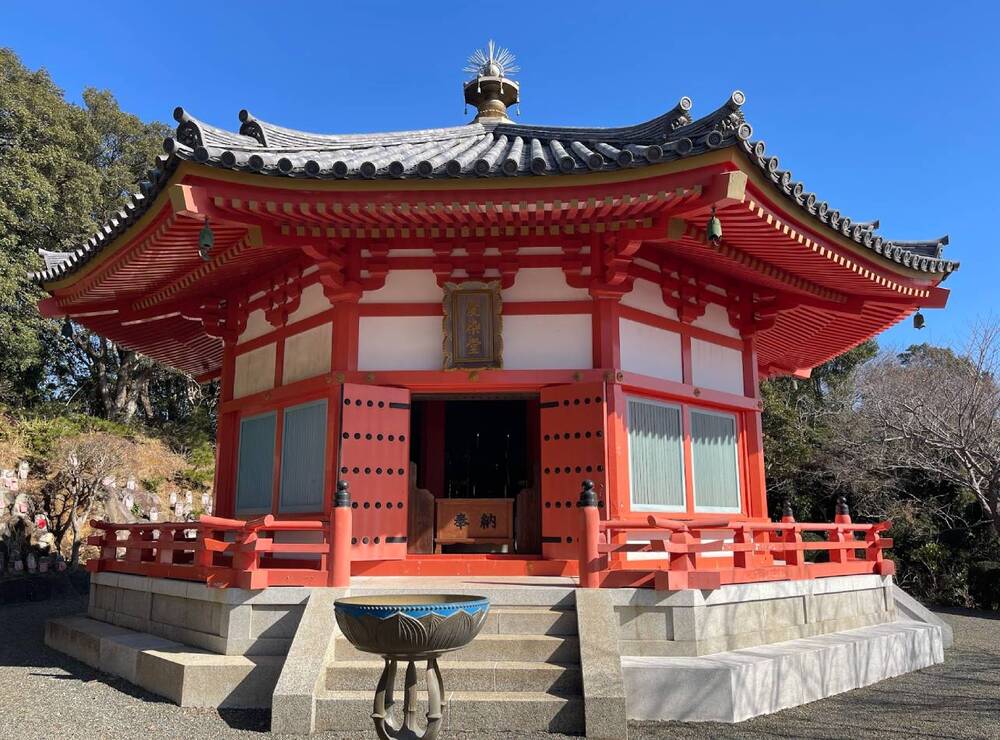 寝姿山の愛染堂