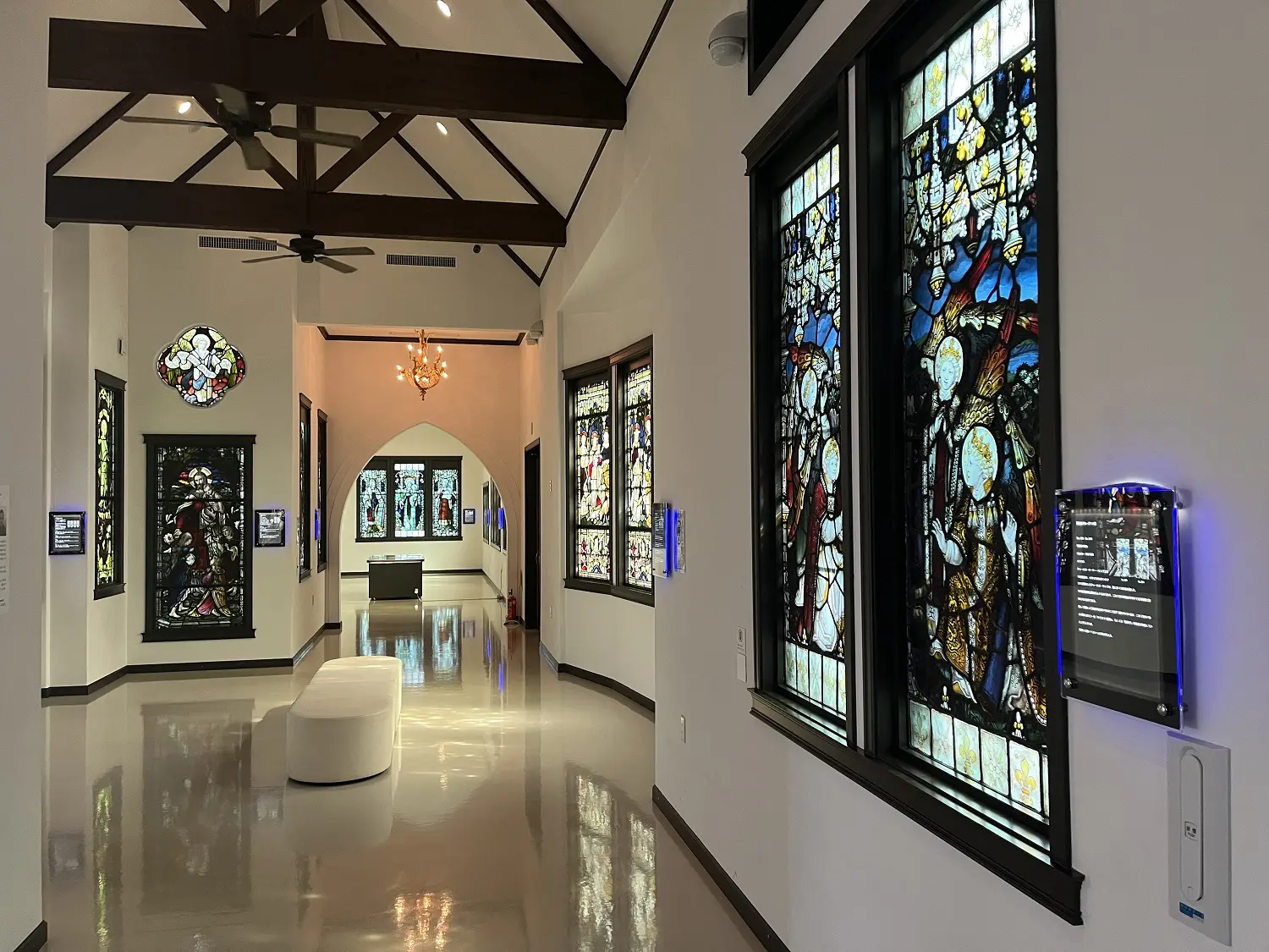 光差し込む「掛川市ステンドグラス美術館」の魅力！本物のステンド