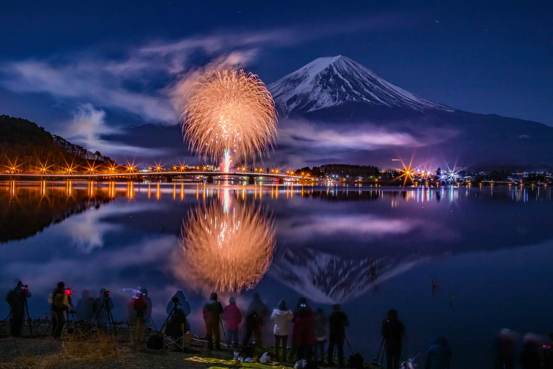 河口湖】雪景色の富士山と花火のコラボ！冬の夜空を彩る「河口湖