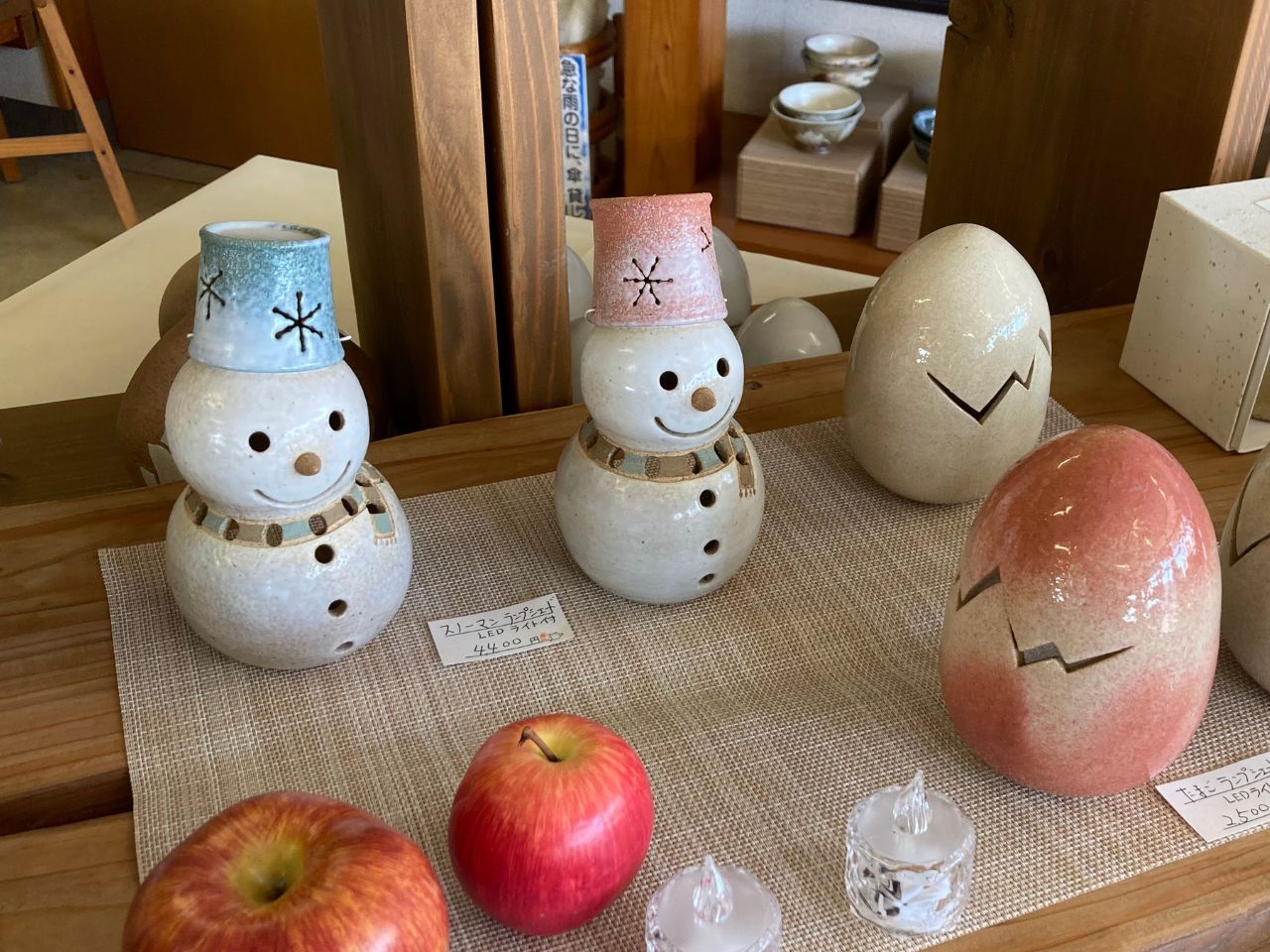 店内で販売している器など