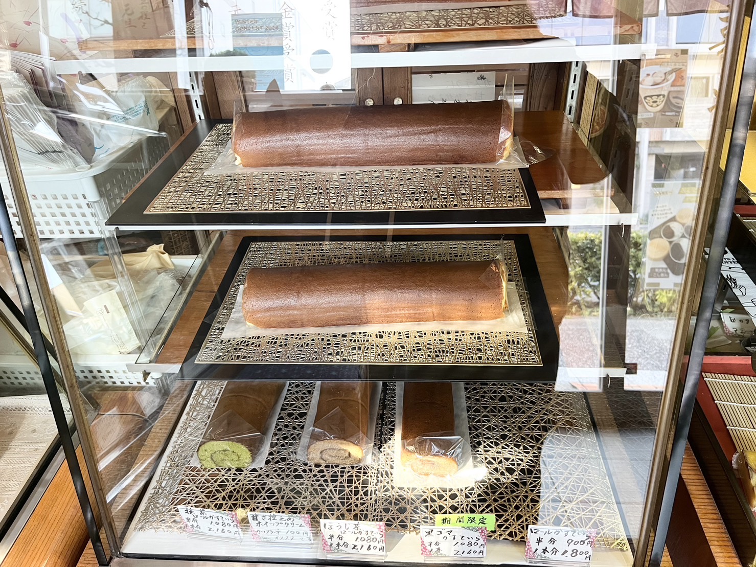 ケースの中のロールかすていら