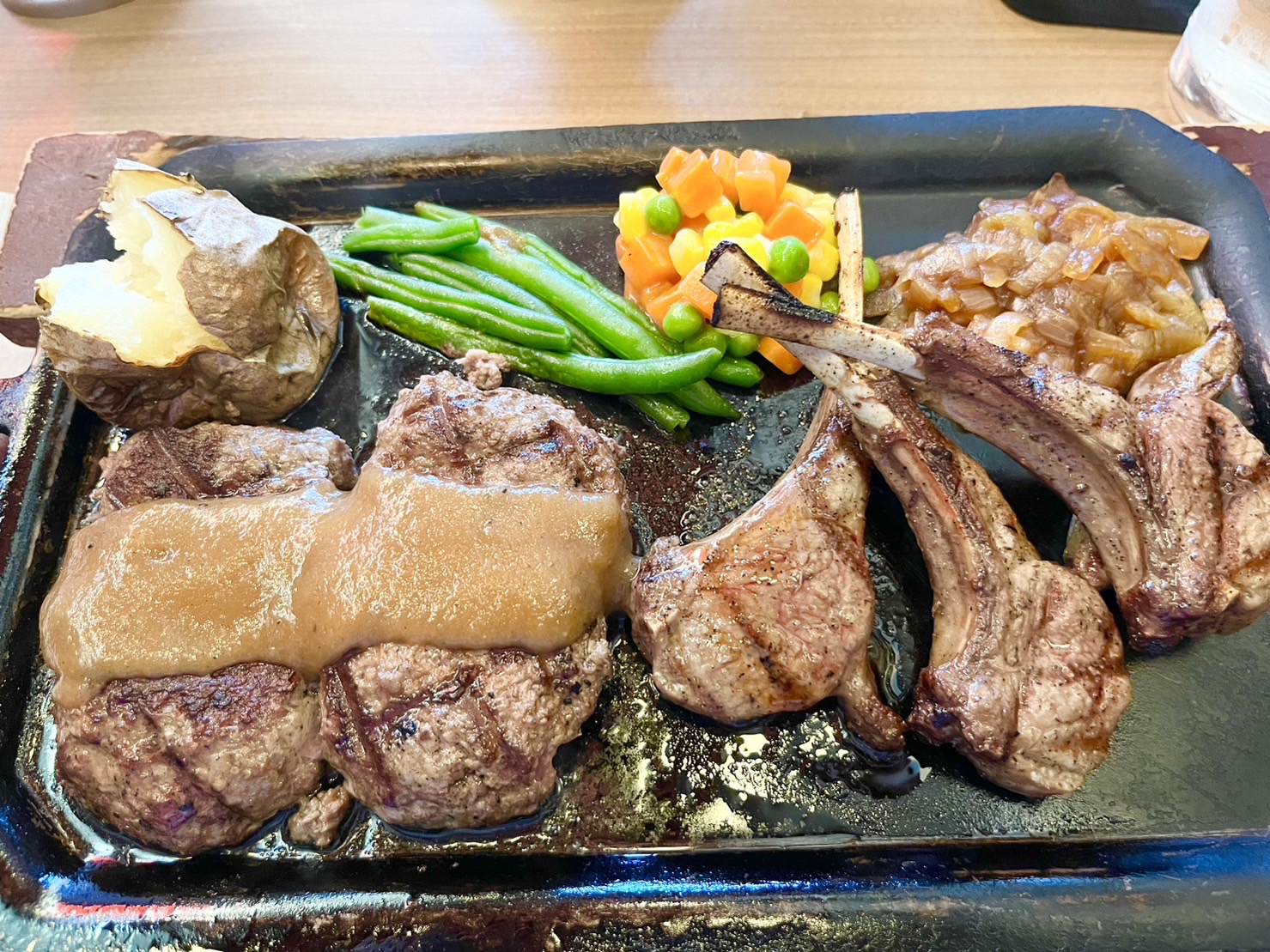 オリジナルハンバーグとラムの盛り合わせ