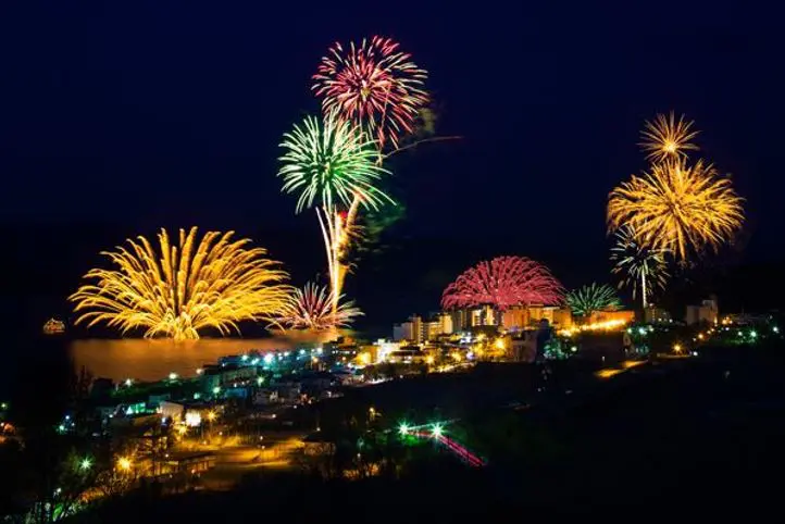 北海道】「第44回洞爺湖ロングラン花火大会」夜空を華やかに彩る花火を