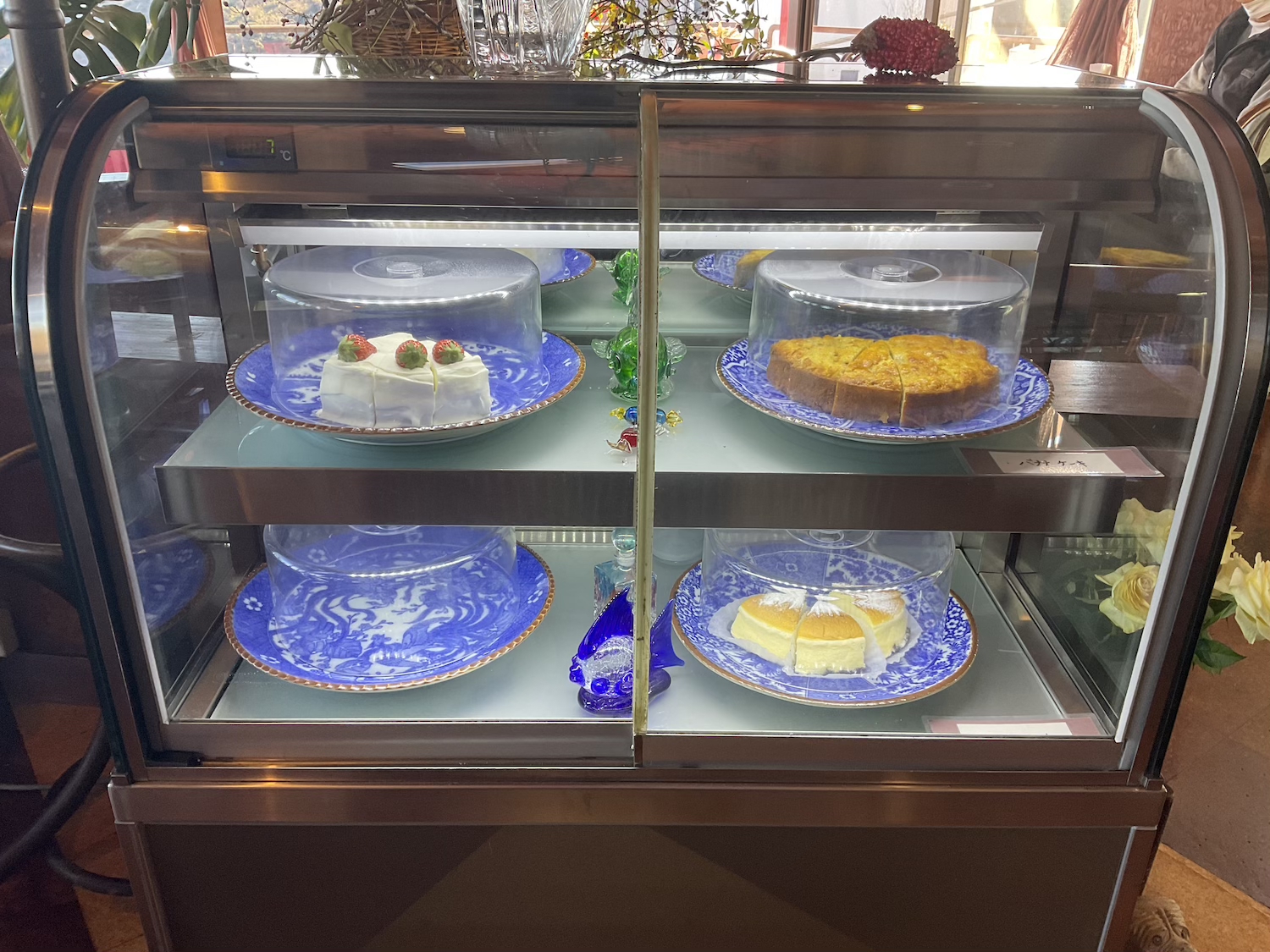 赤いやね　ケーキショーケース