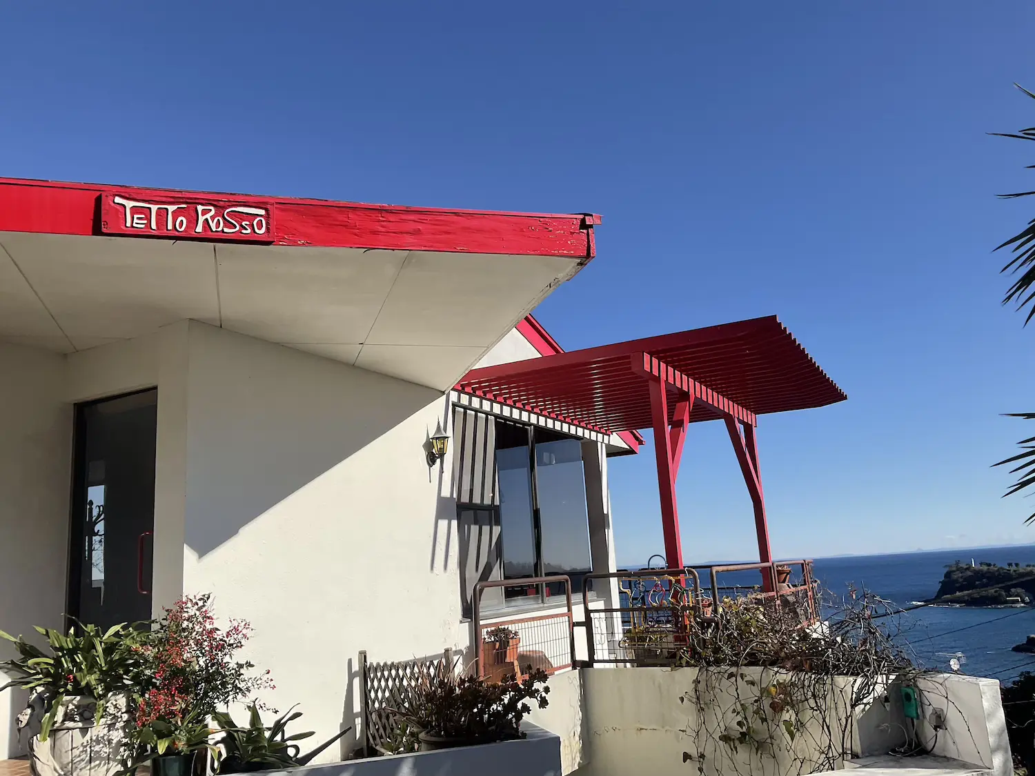 伊東の隠れ絶景カフェ「ティールーム 赤いやね」で50年愛される特製