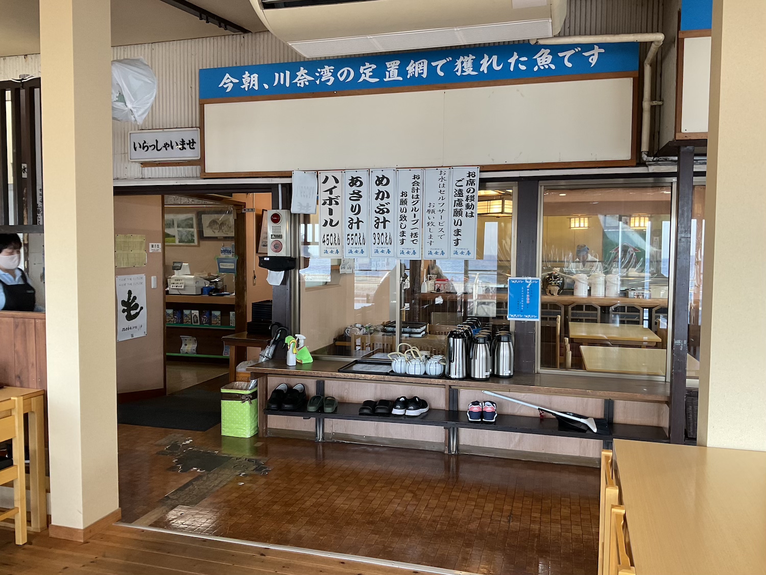 海女の小屋 店内