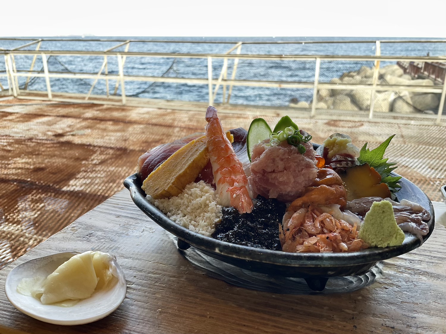 海女の小屋 寿司と海景