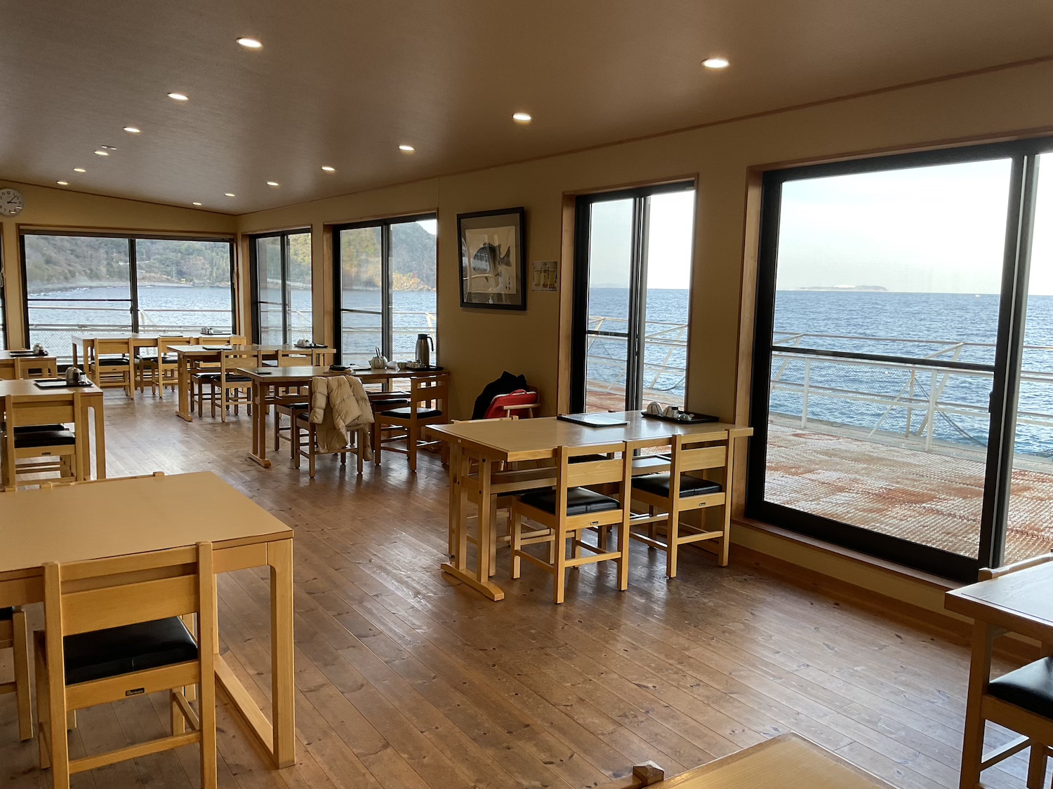 海女の小屋 内観 窓側