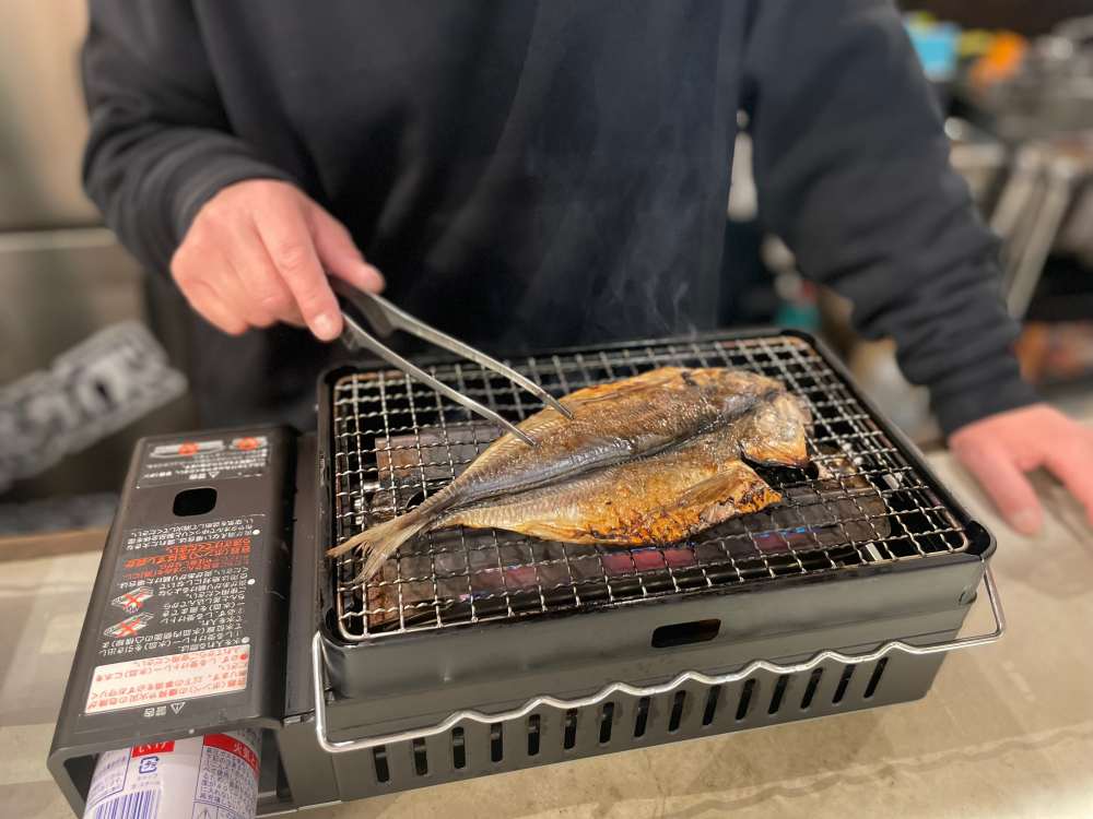 干物を焼いているシーン