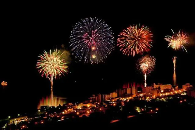 北海道】「第44回洞爺湖ロングラン花火大会」夜空を華やかに彩る花火を