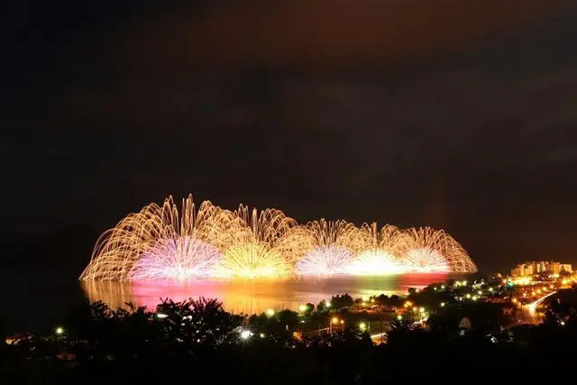 北海道】「第44回洞爺湖ロングラン花火大会」夜空を華やかに彩る花火を