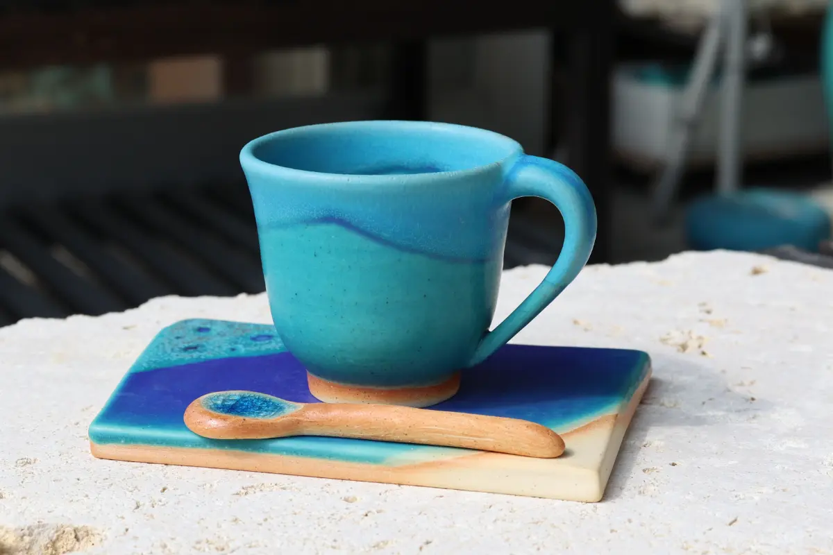 沖縄の青い海を、そのまま自宅の食卓に「うるま陶器」で見つけた