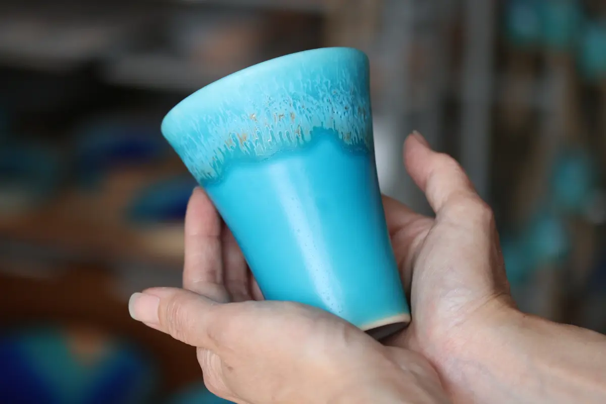 沖縄の青い海を、そのまま自宅の食卓に「うるま陶器」で見つけた