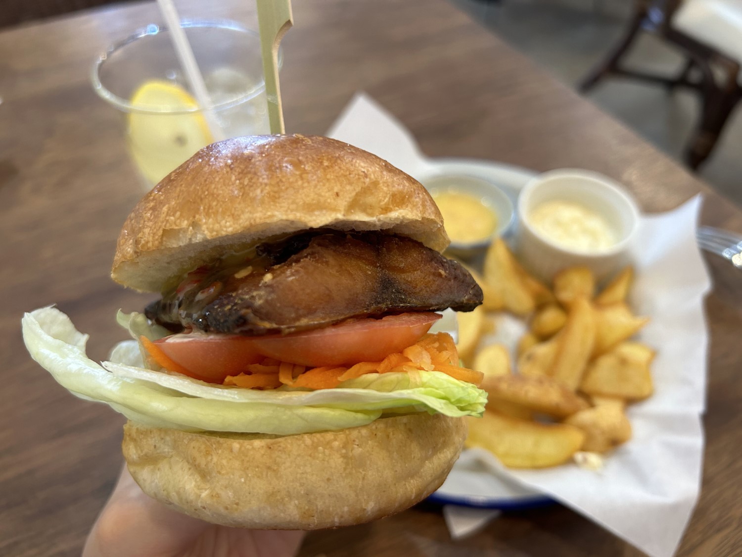 創業110年！小田原にある干物屋の名物「さばバーガー」がうまい！