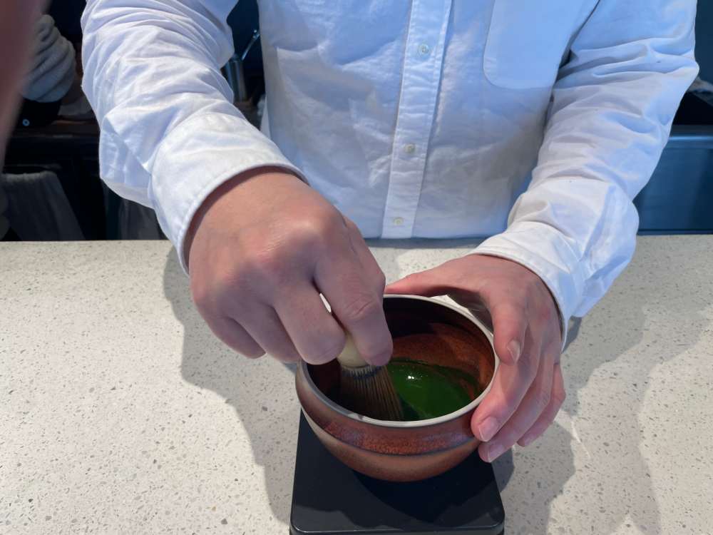 お茶を立ててるところ