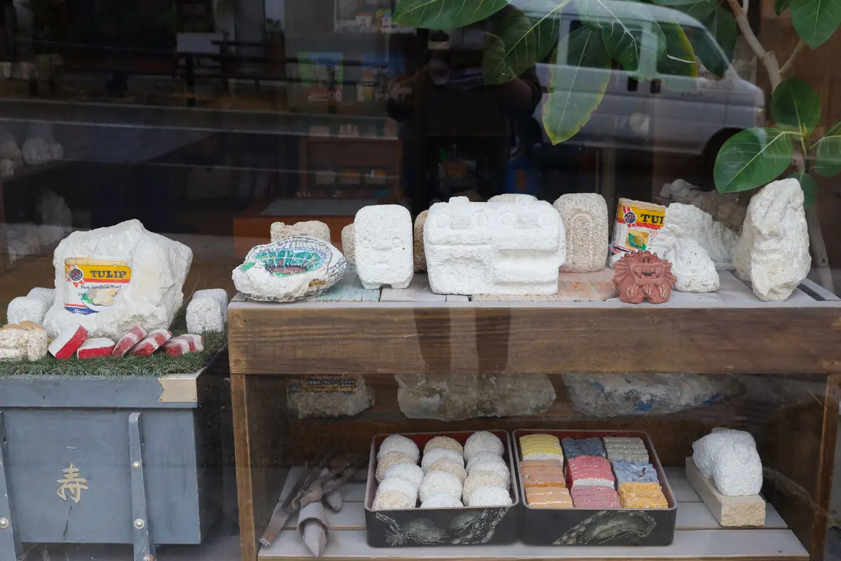 シーサーの元祖！？手彫りで作る「スタジオde-jin」の 石獅子たち