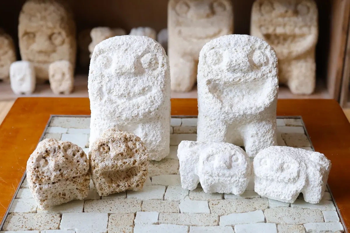 ラブピタ♡沖縄シーサー シーサーの元祖！？手彫りで作る「スタジオde-jin」の 石獅子たち