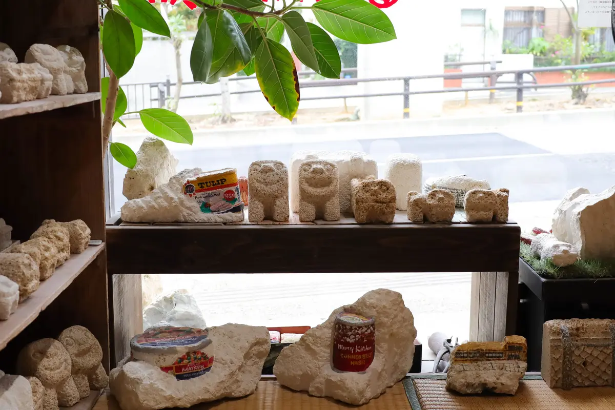 シーサーの元祖！？手彫りで作る「スタジオde-jin」の 石獅子たち