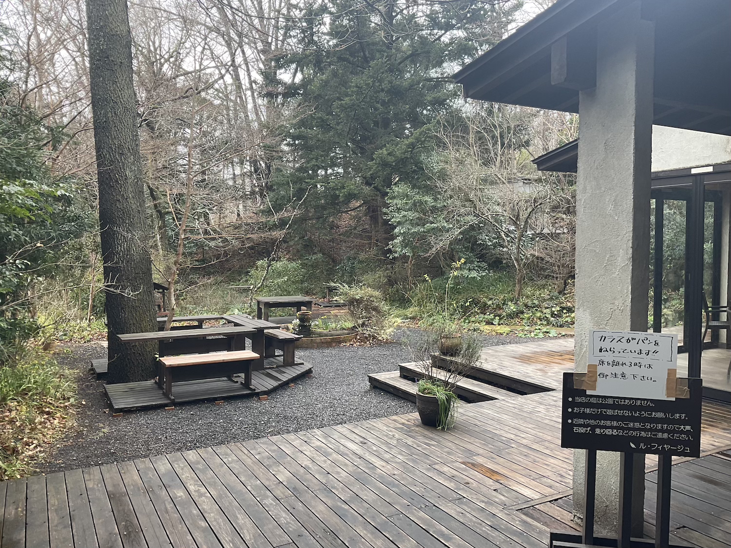 ル・フィヤージュ 中庭イートインスペース