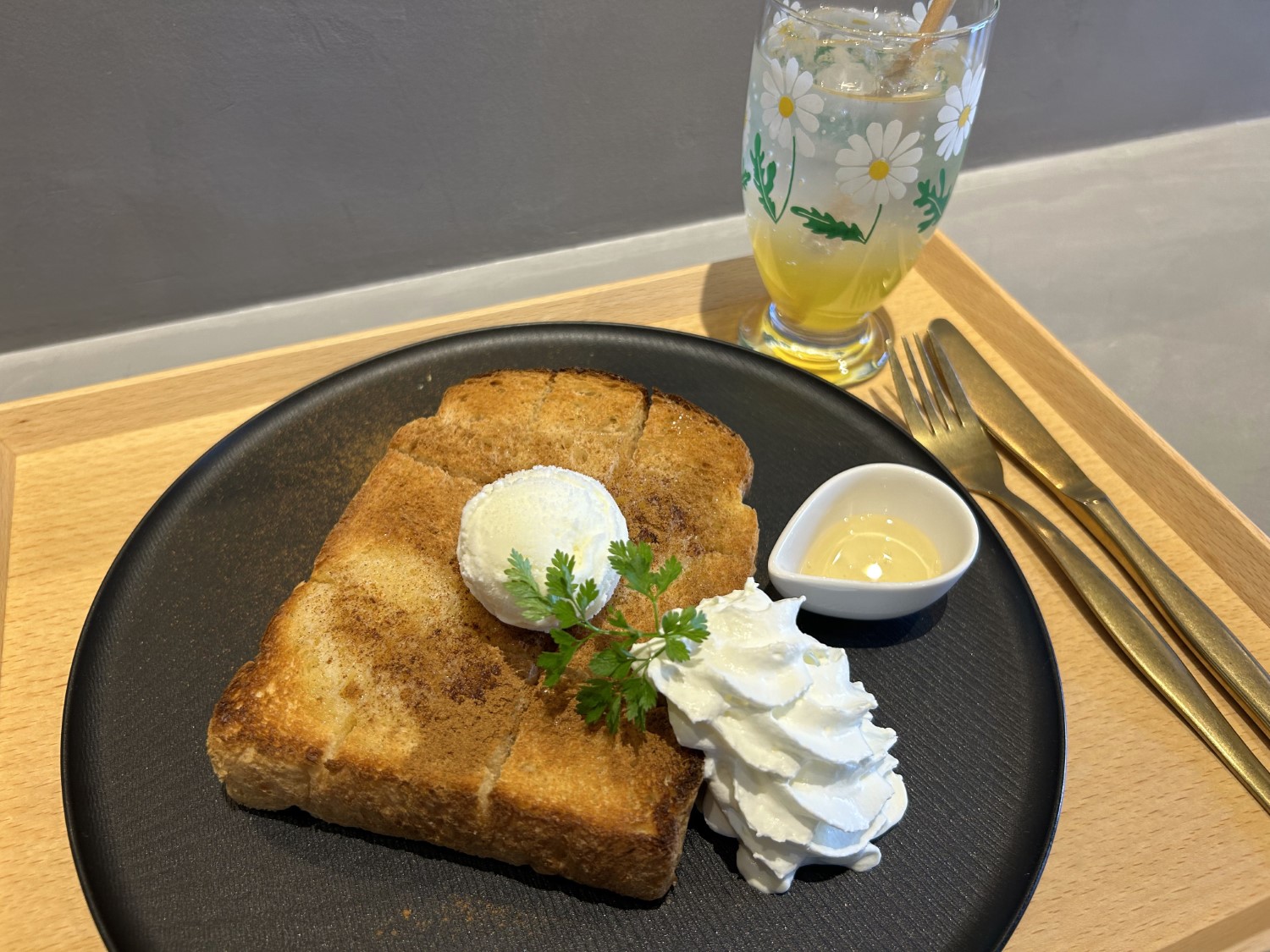 小田原で創業100年の蜂蜜専門店!厚切りトーストにたっぷり“追いはちみつ”を