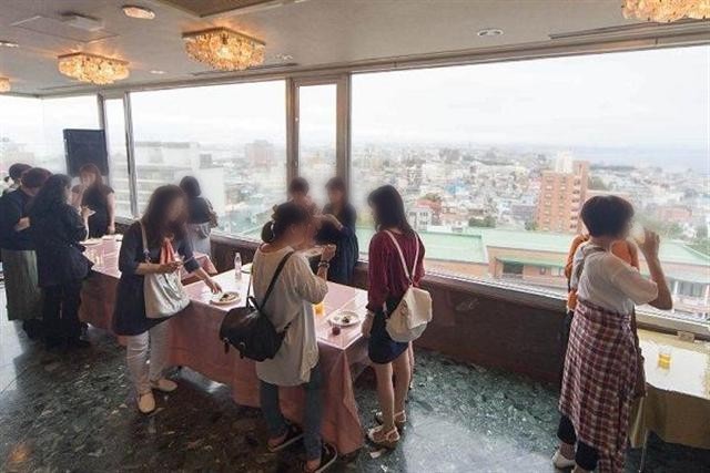 函館西部地区バル街で味わう人々