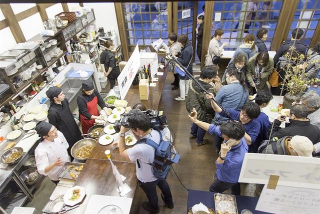 函館西部地区バル街を開催する店の様子
