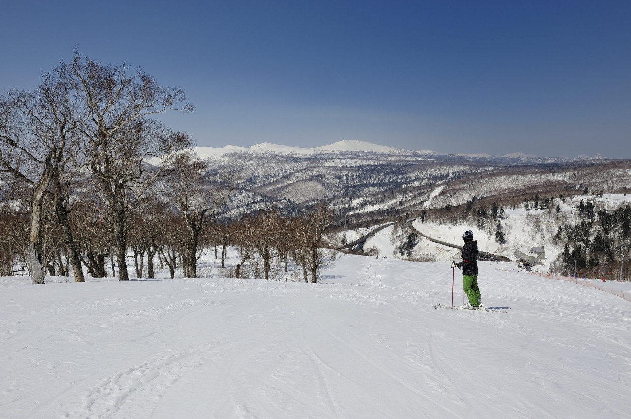 中山峠スキー場のゲレンデとスキーをする人