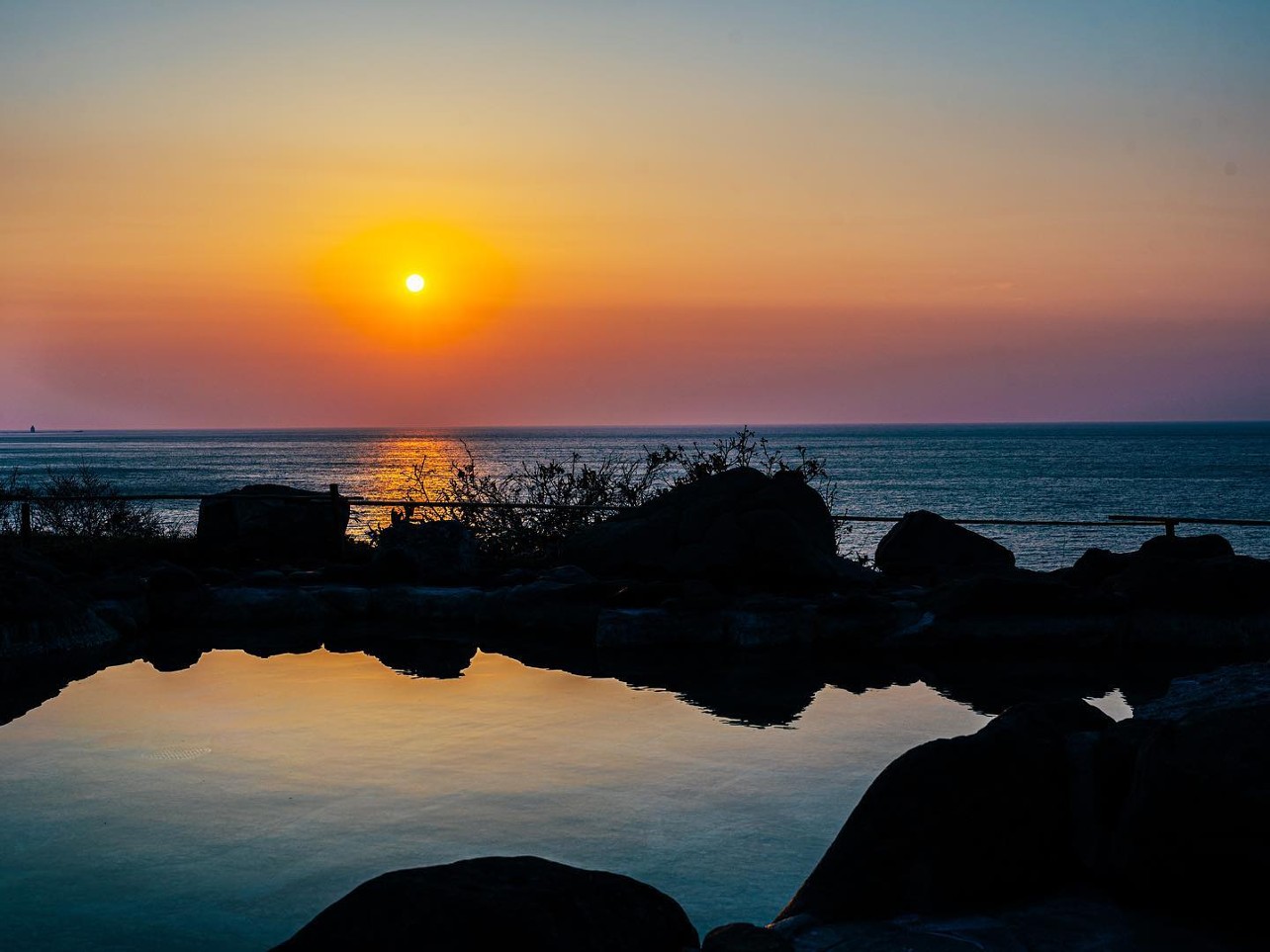 岬の湯しゃこたんの露天風呂から見る夕日