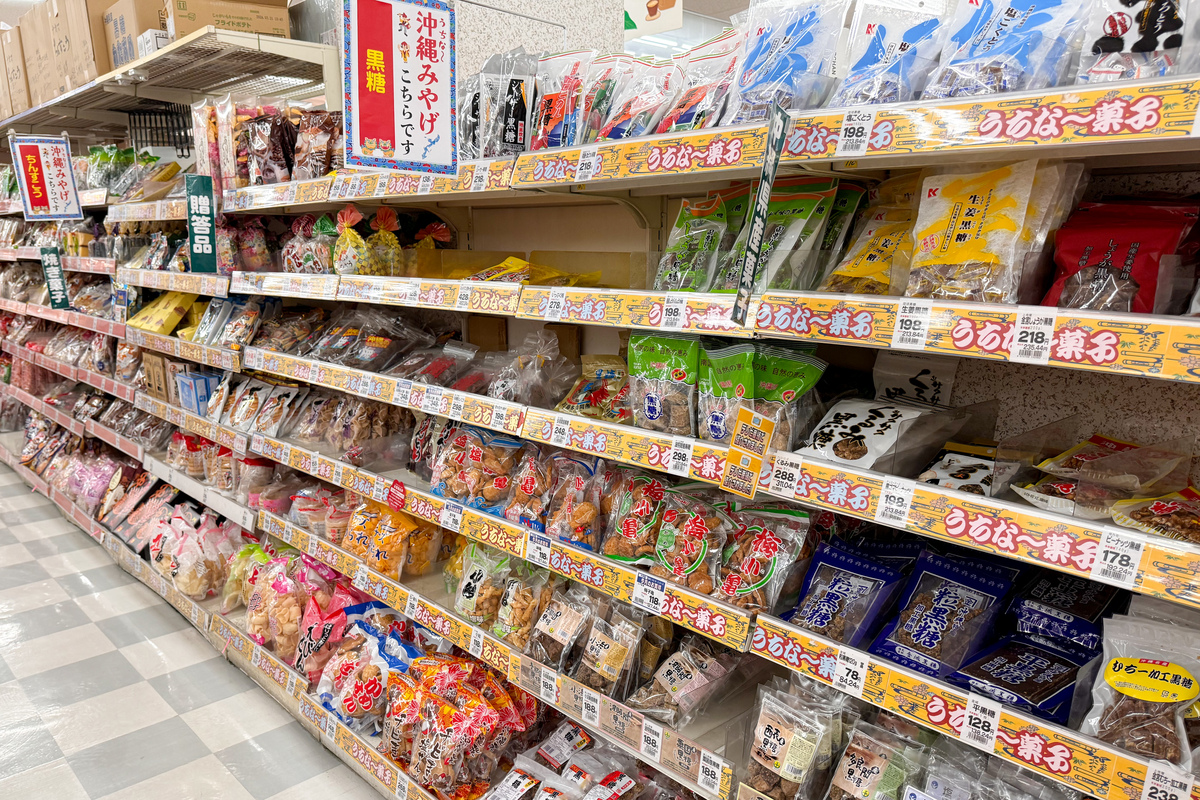 丸大の沖縄みやげお菓子コーナー