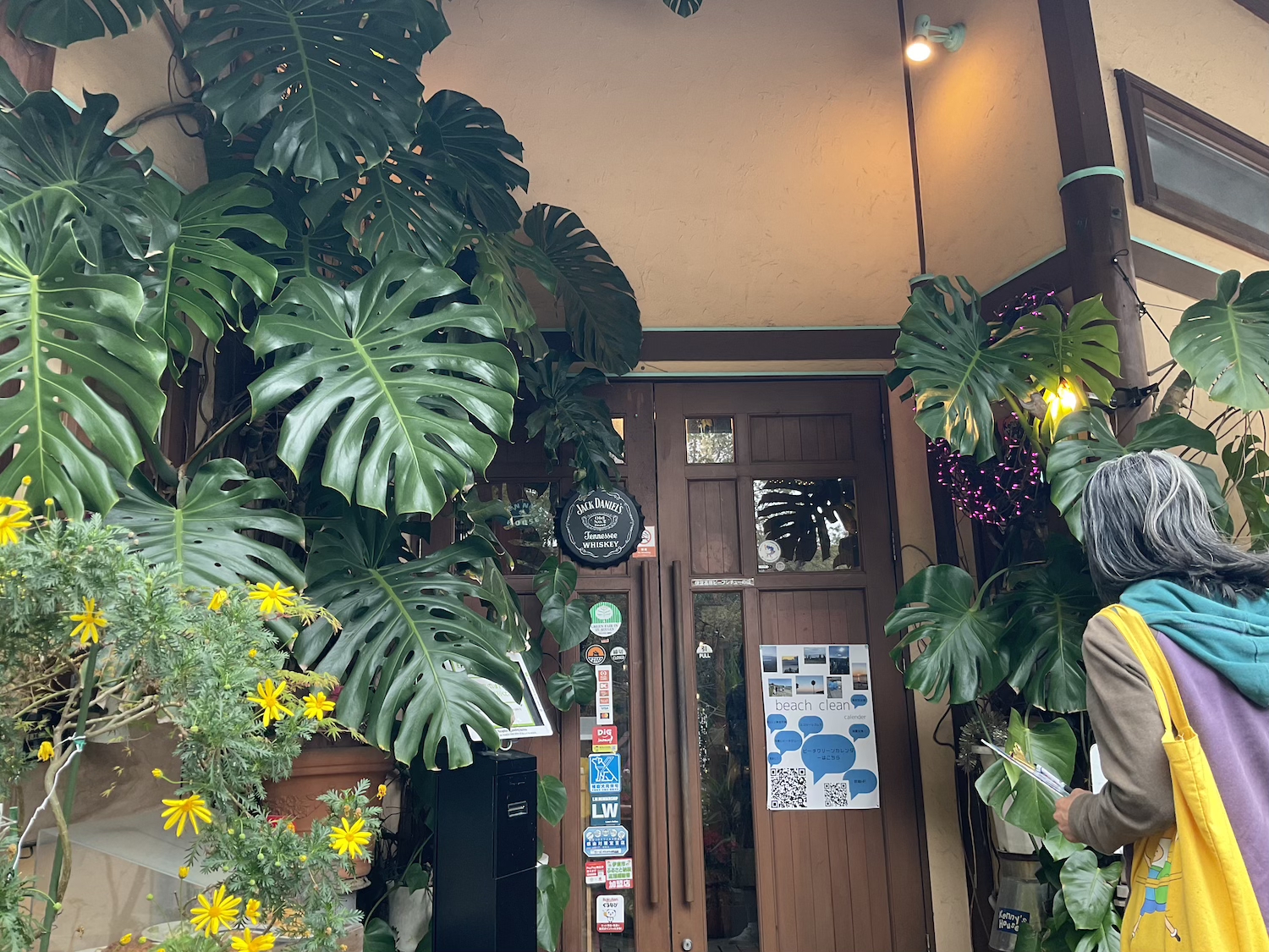 伊豆高原ケニーズカフェ　玄関前の巨大モンステラ