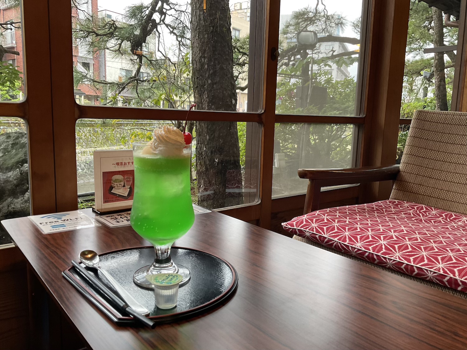 東海館喫茶室　クリームソーダと縁側