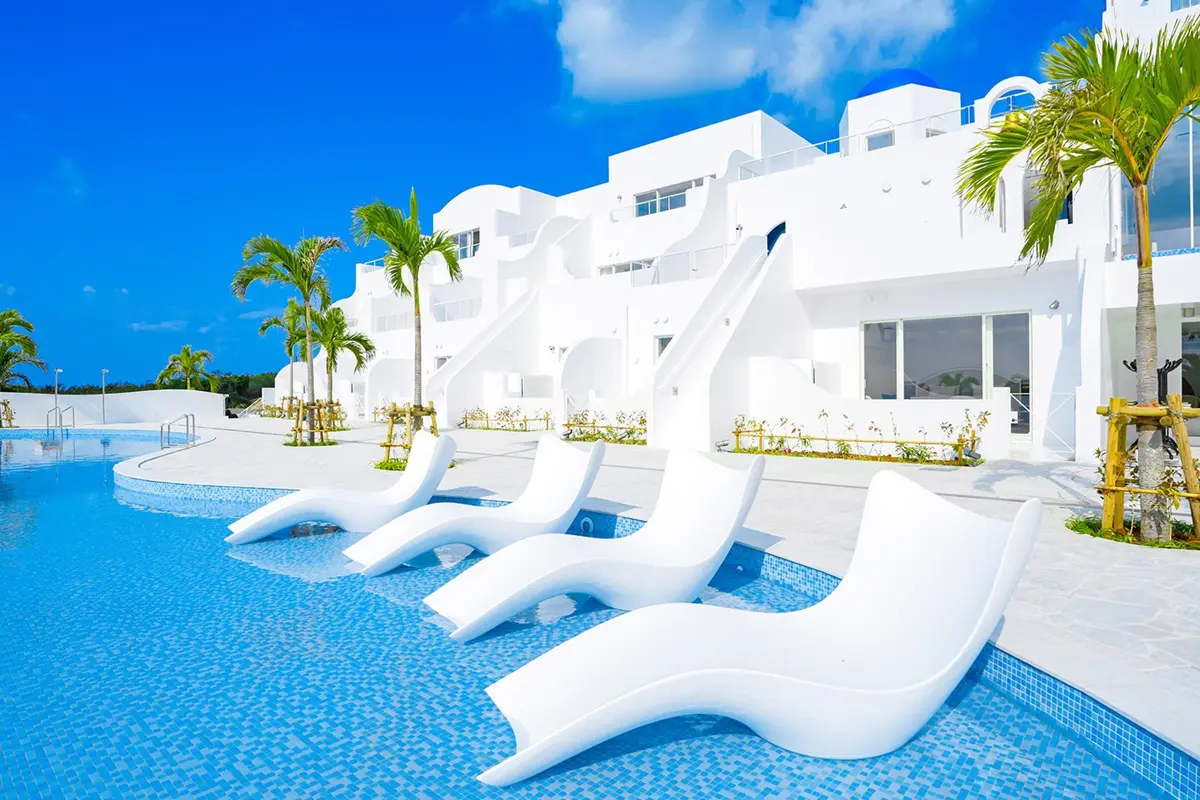 2024年3月、伊良部島に「サントリーニ ホテル ＆ ヴィラズ 宮古島」が