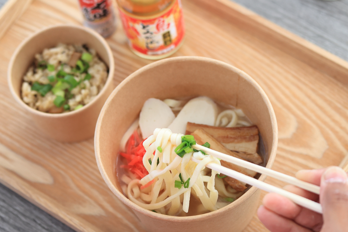 瀬底ビーチ_沖縄＿沖縄そば