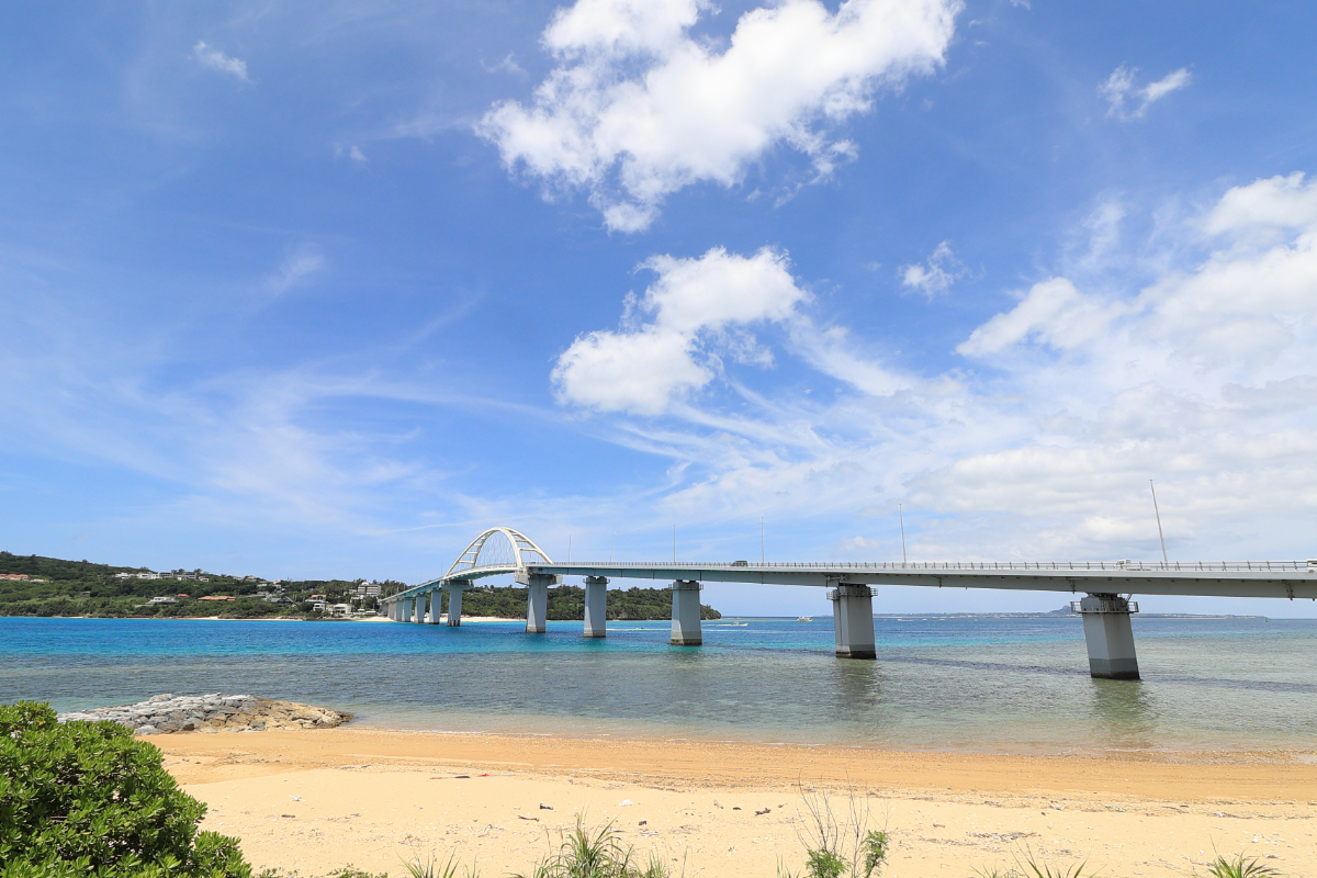 瀬底ビーチ_沖縄＿瀬底大橋