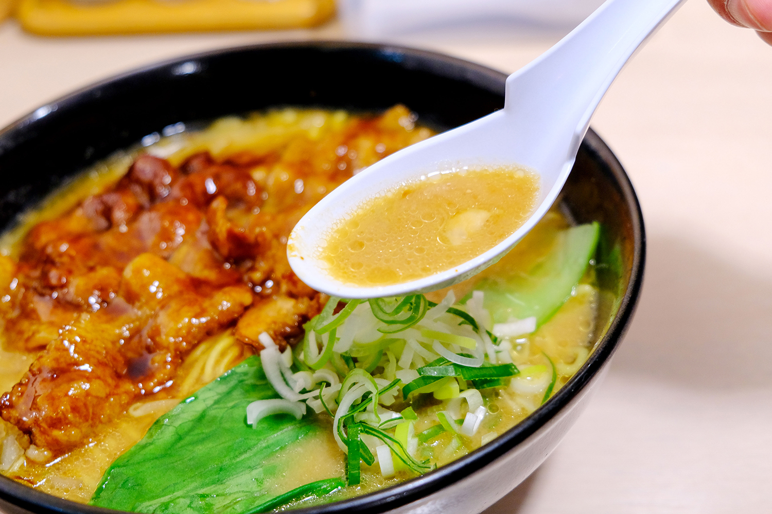 十勝ホエー豚麺のスープ