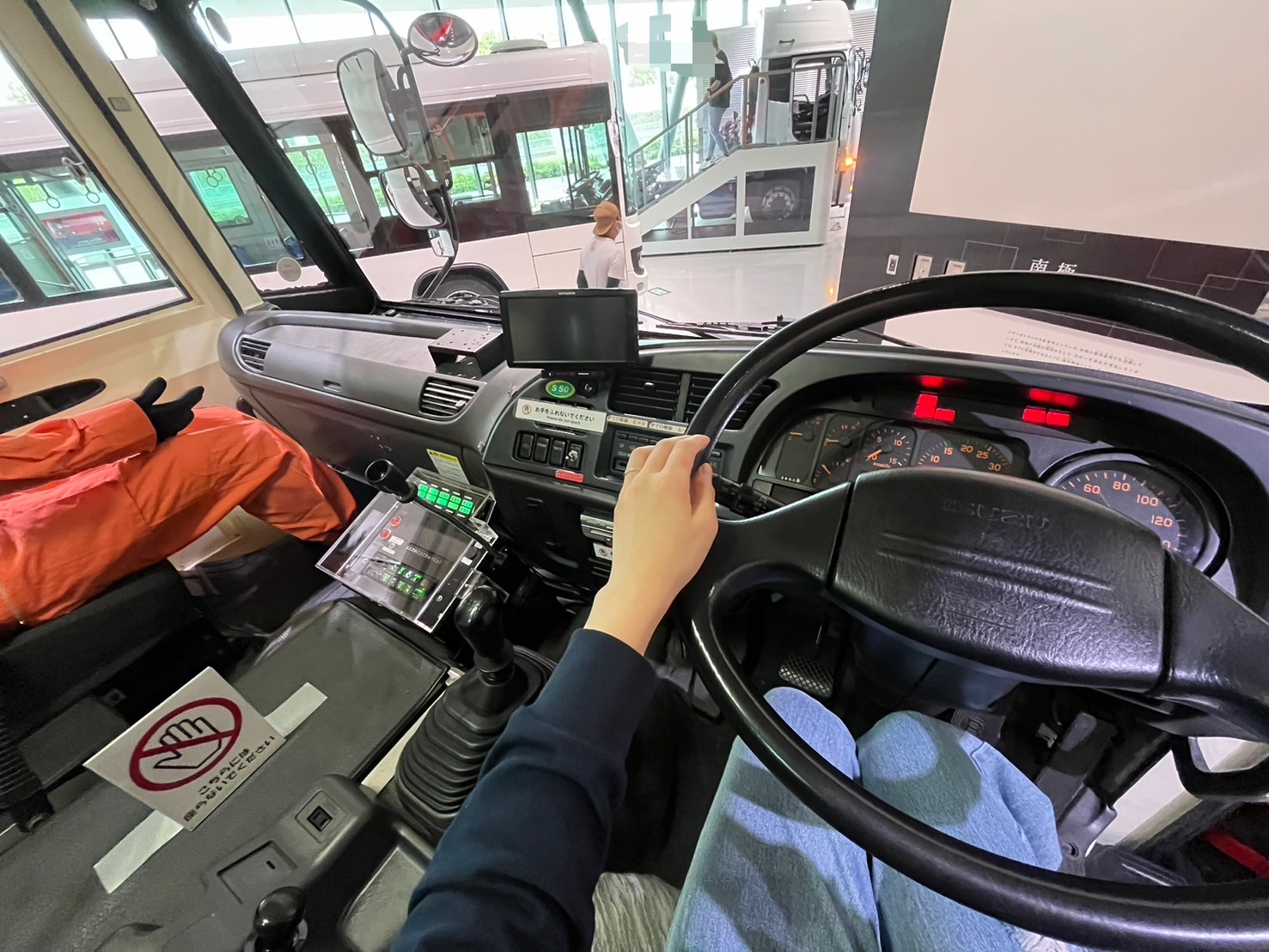 救助工作車の運転席