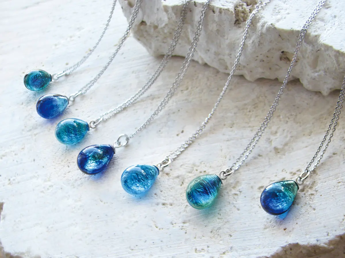 沖縄の海を持って帰ろう”をテーマに、沖縄各地の海色を再現したホタル