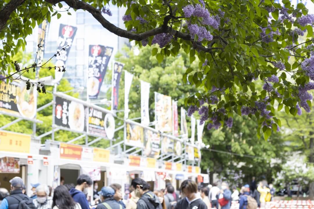 札幌ラーメンショーで並ぶ人々