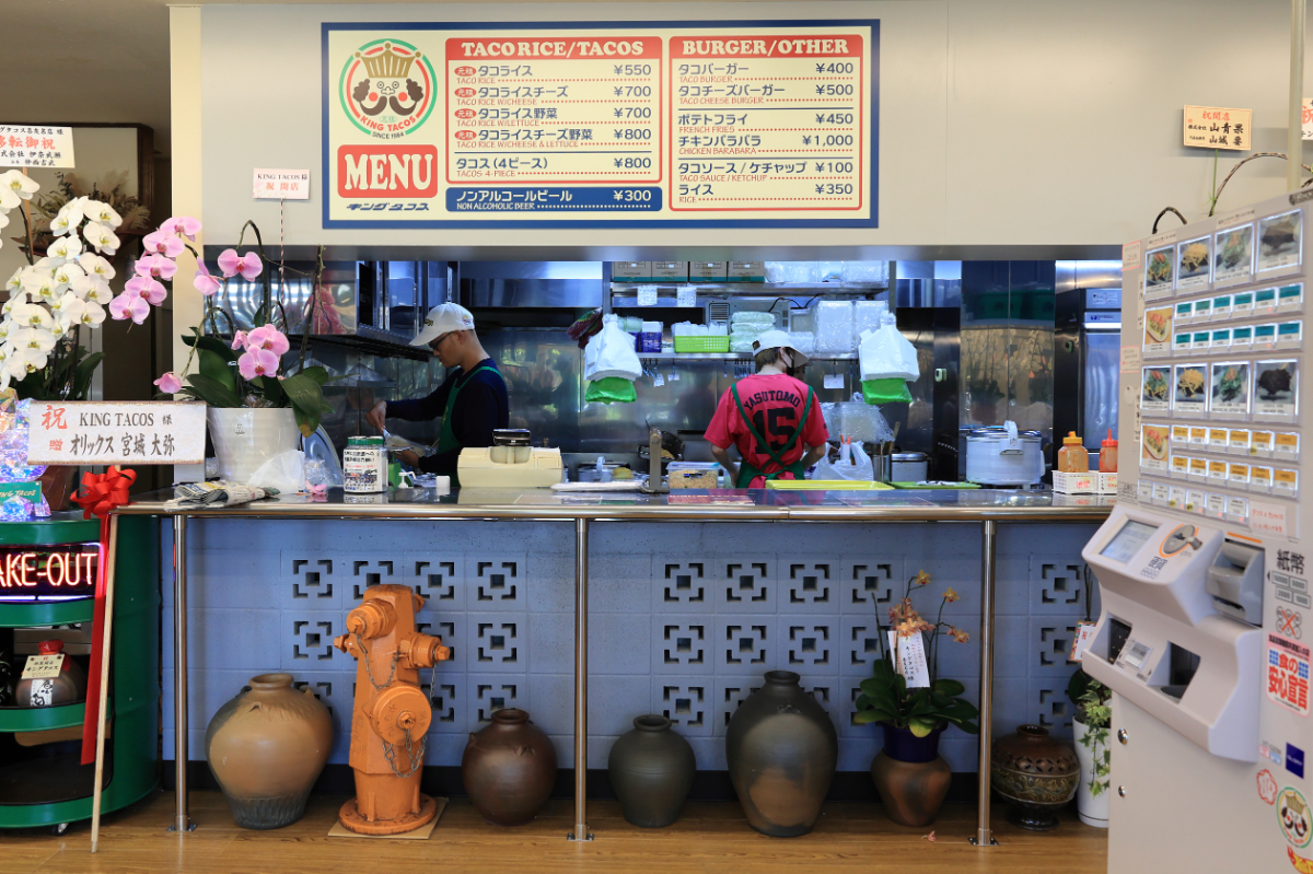 キングタコス喜友名店_沖縄_店内カウンター